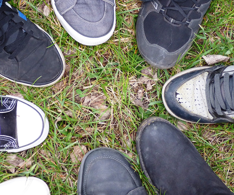 Schoenen in het gras