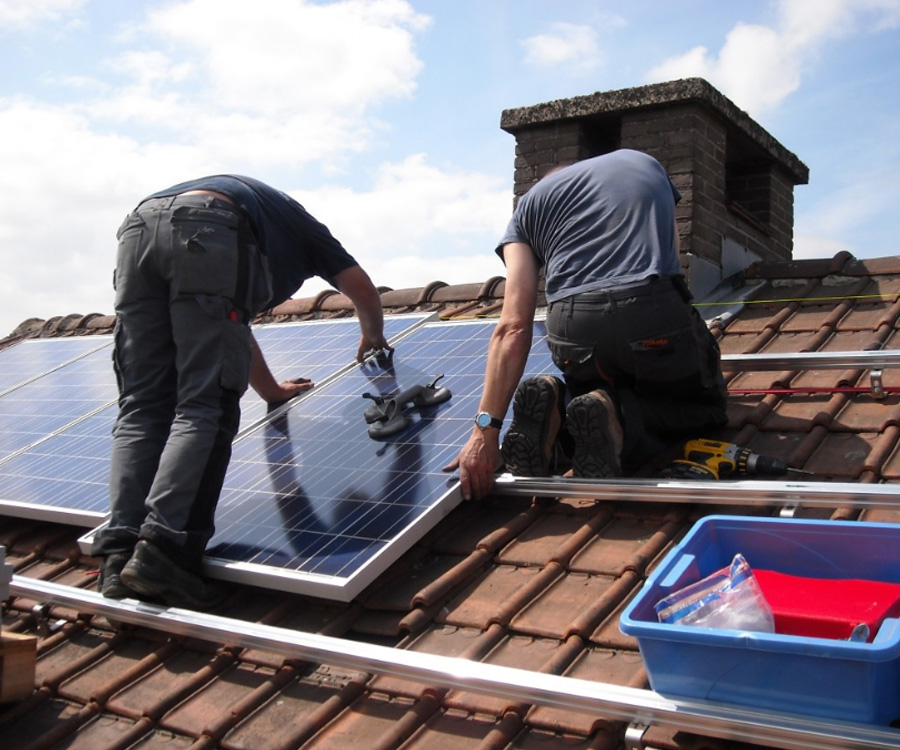 Installatie zonnepanelen op dak