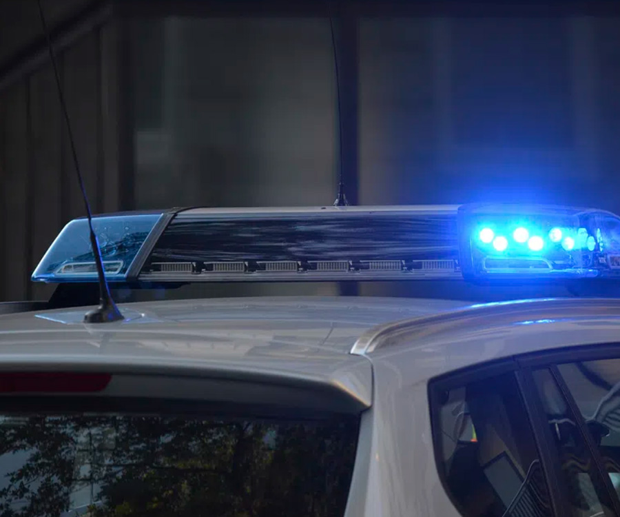 Dak van politieauto met sirene